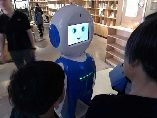 荆门新华书店出现萌萌机械人 俘获一助迷弟迷妹