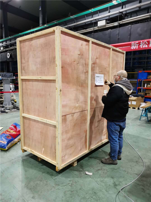 sunbet官网全自动折叠型医用防护口罩出产线调试结束，批量交付2.jpg