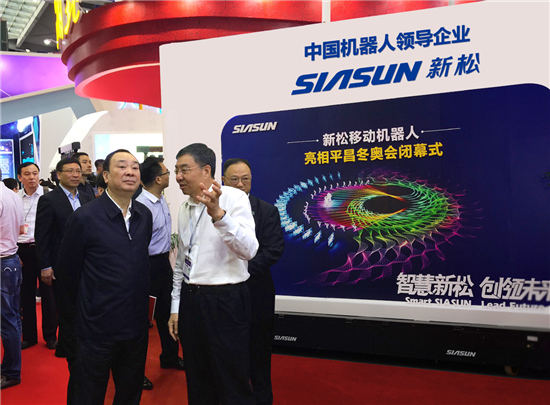 辅导参观sunbet官网参展机械人.jpg